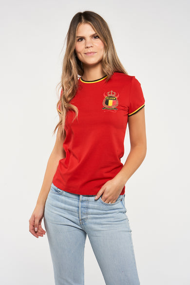 T-shirt rouge à manches courtes de ZEB STYLE LAB, finition avec un blason belge et porté avec un jean.