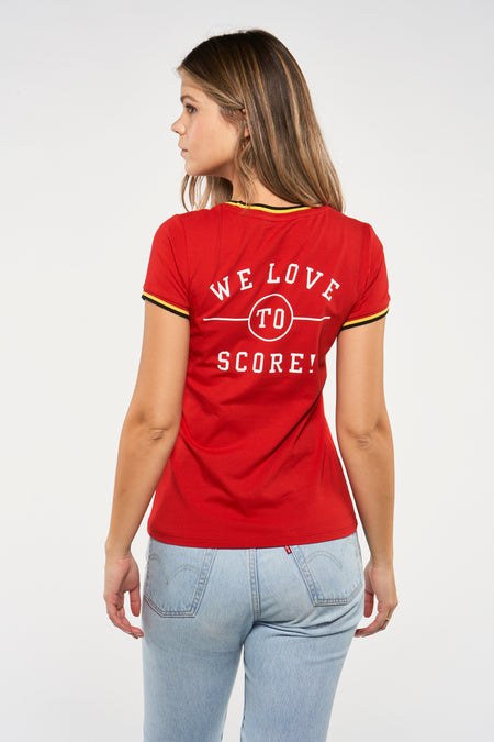 T-shirt rouge à manches courtes de ZEB STYLE LAB, avec impression de texte blanc au dos, associé à un jean.