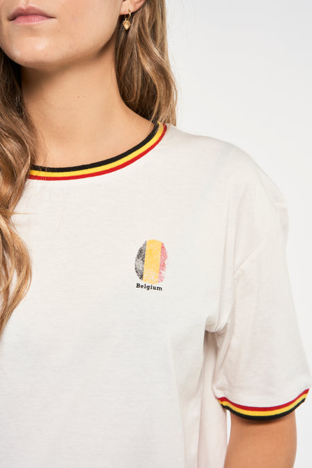 T-shirt blanc de ZEB STYLE LAB avec un design d'empreinte du doigt de la Belgique et des détails rayés.